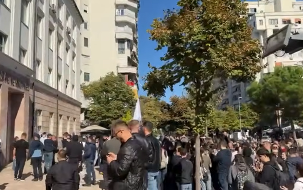 DW: Studentët vijojnë protestat në Tiranë, u bashkohen edhe të rinj nga qytetet e tjera – A do të sjellin ndryshimin?